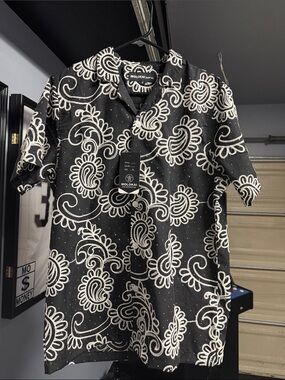 Lokai Black & White Floral Paisley Short Sleeve Button-Up Shirt